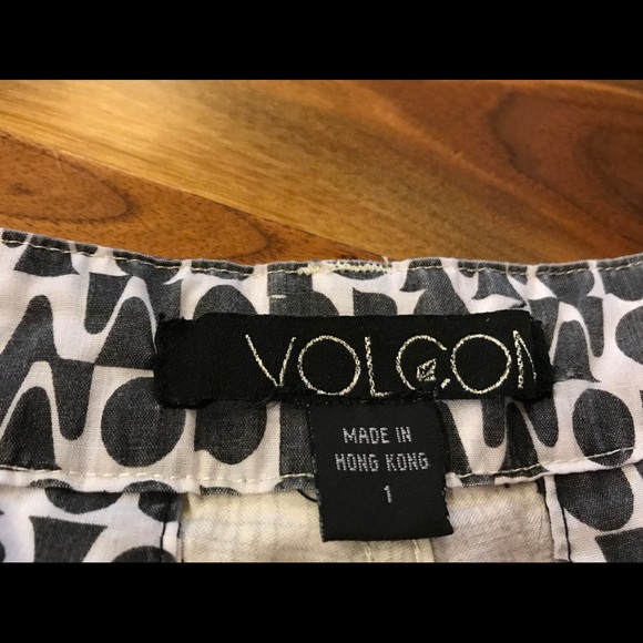 Volcom shorts - Picture 3 of 4